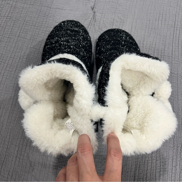 CHINESE LAUNDRY SZ SM 5/6 BLACK & WHITE POM POM PLUSH & KNIT SLIPPER BOOTS NWOT - Picture 7 of 8
